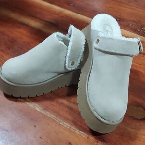 Women's Cream Slip-On Clogs